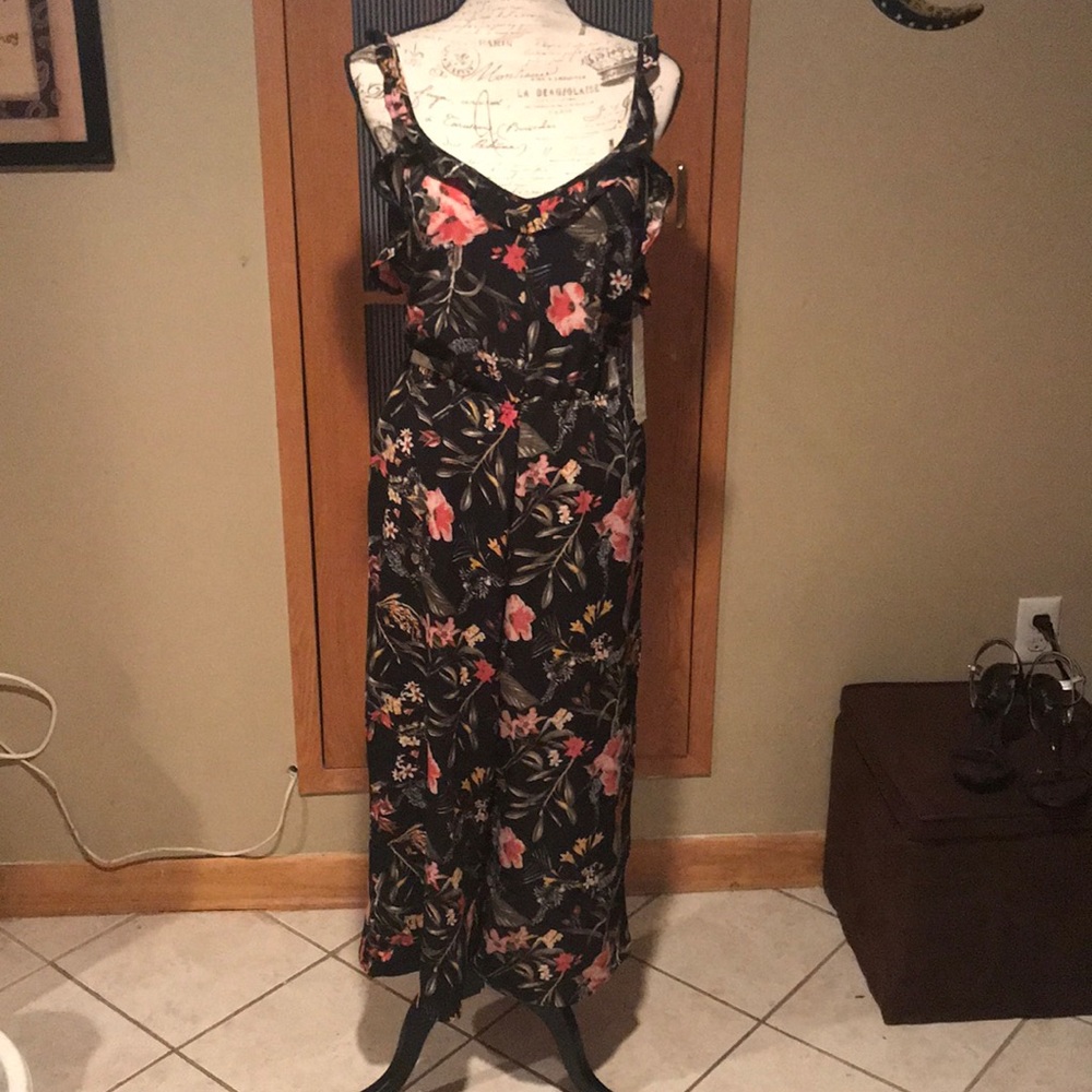 NWT Body suit black with 🌺